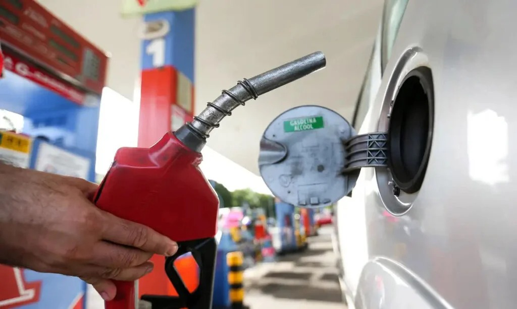 Preço médio da gasolina sobe R$ 0,13 no Paraná em fevereiro